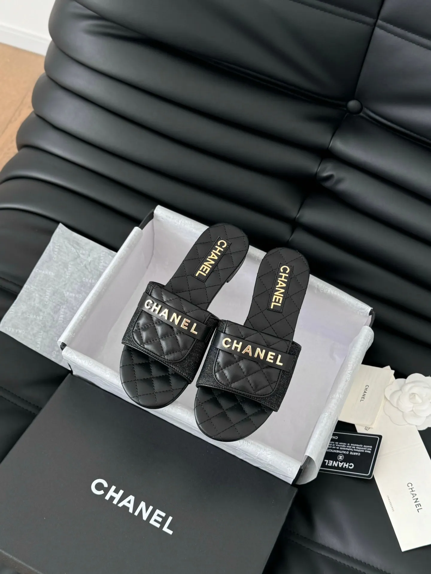 👟👟Ex-factory price 420👟👟Chanel 25C new schoolbag buckle slippers. The return of the classic schoolbag buckle design. Special Vintage. Full of retro flavor. Loafers have also grown to the aesthetic level. Cowhide upper, sheepskin lining, original outsole. Size: 35-39. Other sizes are customized.